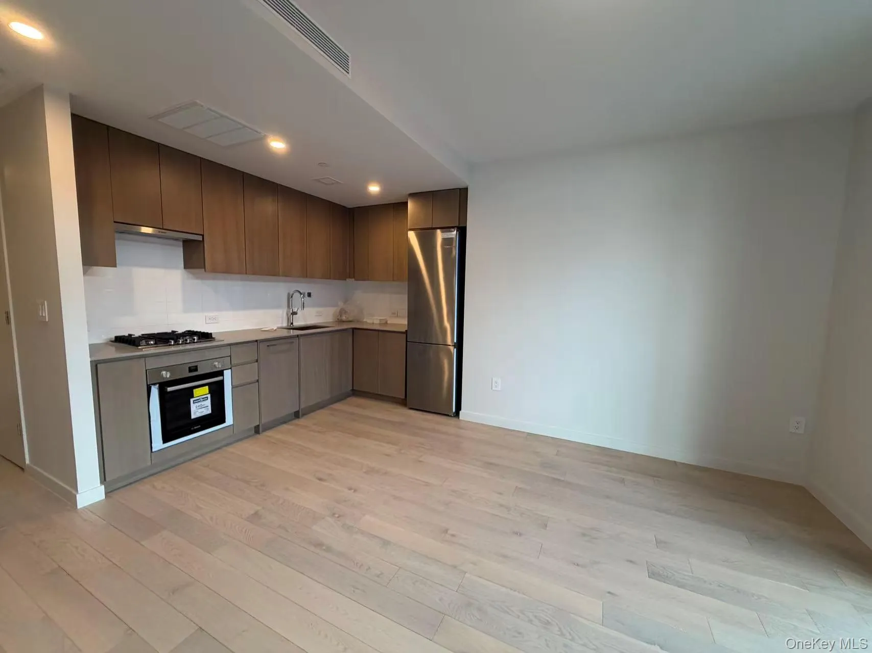 131-02B 40th Road, New York, NY, 1 Bedroom Bedrooms, 3 Rooms Rooms,1 BathroomBathrooms,Residential Lease,For Rent,40th,0,981182 131-02B 40th Road, New York, NY, 1 Bedroom Bedrooms, 3 Rooms Rooms,1 BathroomBathrooms,Residential Lease,For Rent,40th,0,981182