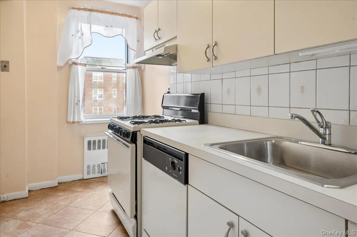 2 Sadore Lane, Yonkers, NY, 1 Bedroom Bedrooms, 3 Rooms Rooms,1 BathroomBathrooms,Residential,For Rent,Sadore,0,981323 2 Sadore Lane, Yonkers, NY, 1 Bedroom Bedrooms, 3 Rooms Rooms,1 BathroomBathrooms,Residential,For Rent,Sadore,0,981323