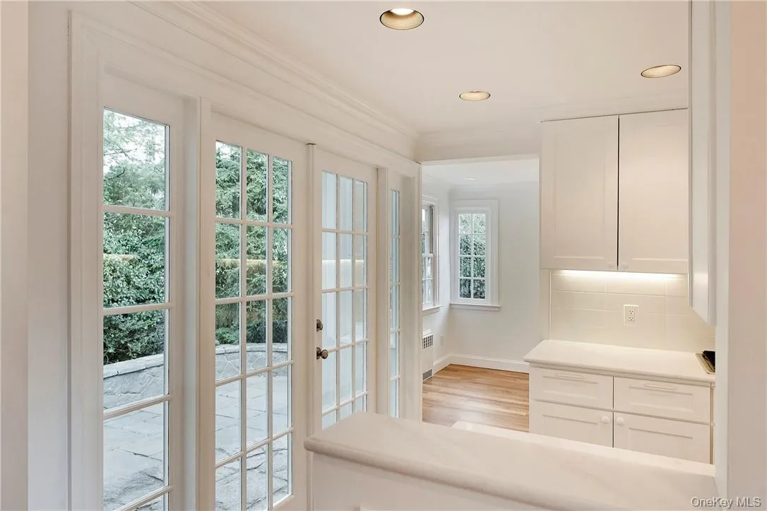 Sun streams thru the Kitchen and Breakfast Room with French Doors and multiple windows facing the private back patio. Sun streams thru the Kitchen and Breakfast Room with French Doors and multiple windows facing the private back patio.