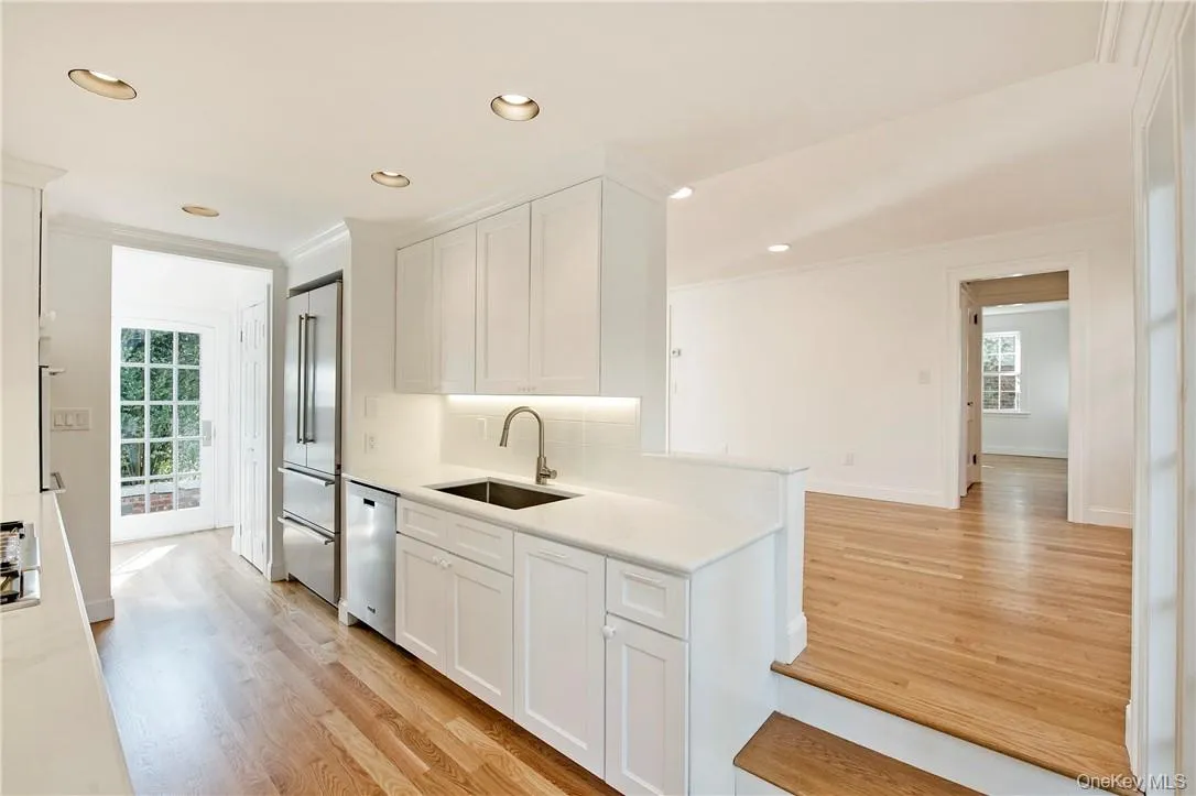 Fabulous OPEN FLOOR PLAN with new Kitchen & Breakfast Room opens to spacious Dining Area & Family Room. Fabulous OPEN FLOOR PLAN with new Kitchen & Breakfast Room opens to spacious Dining Area & Family Room.