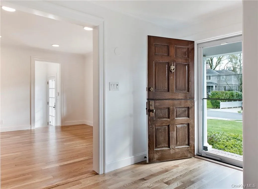 Distinctive Dutch Door welcomes you to 19 Oneida Street. Distinctive Dutch Door welcomes you to 19 Oneida Street.