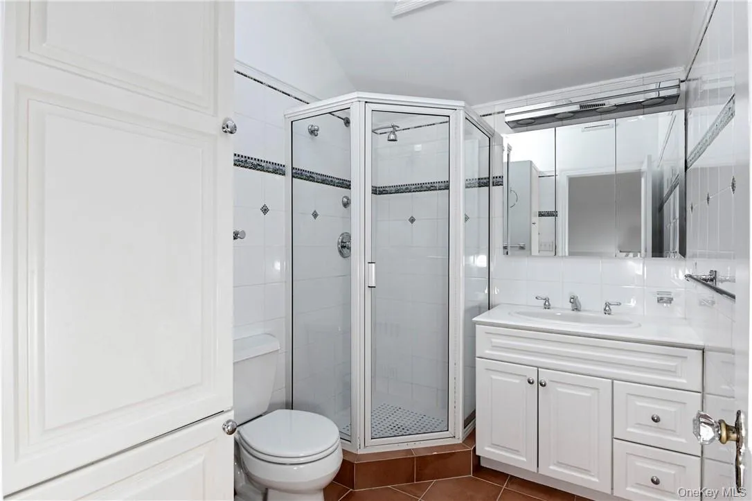 Updated Hall Bath has high ceiling and Stunning Skylight. Updated Hall Bath has high ceiling and Stunning Skylight.