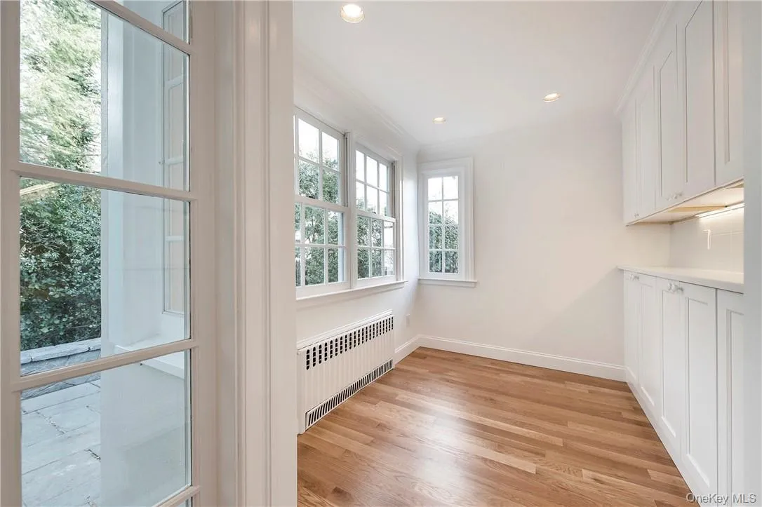 Amazing sun-drenched Breakfast Room with all new Custom cabinets and Quartz countertops. Tons of storage! Amazing sun-drenched Breakfast Room with all new Custom cabinets and Quartz countertops. Tons of storage!
