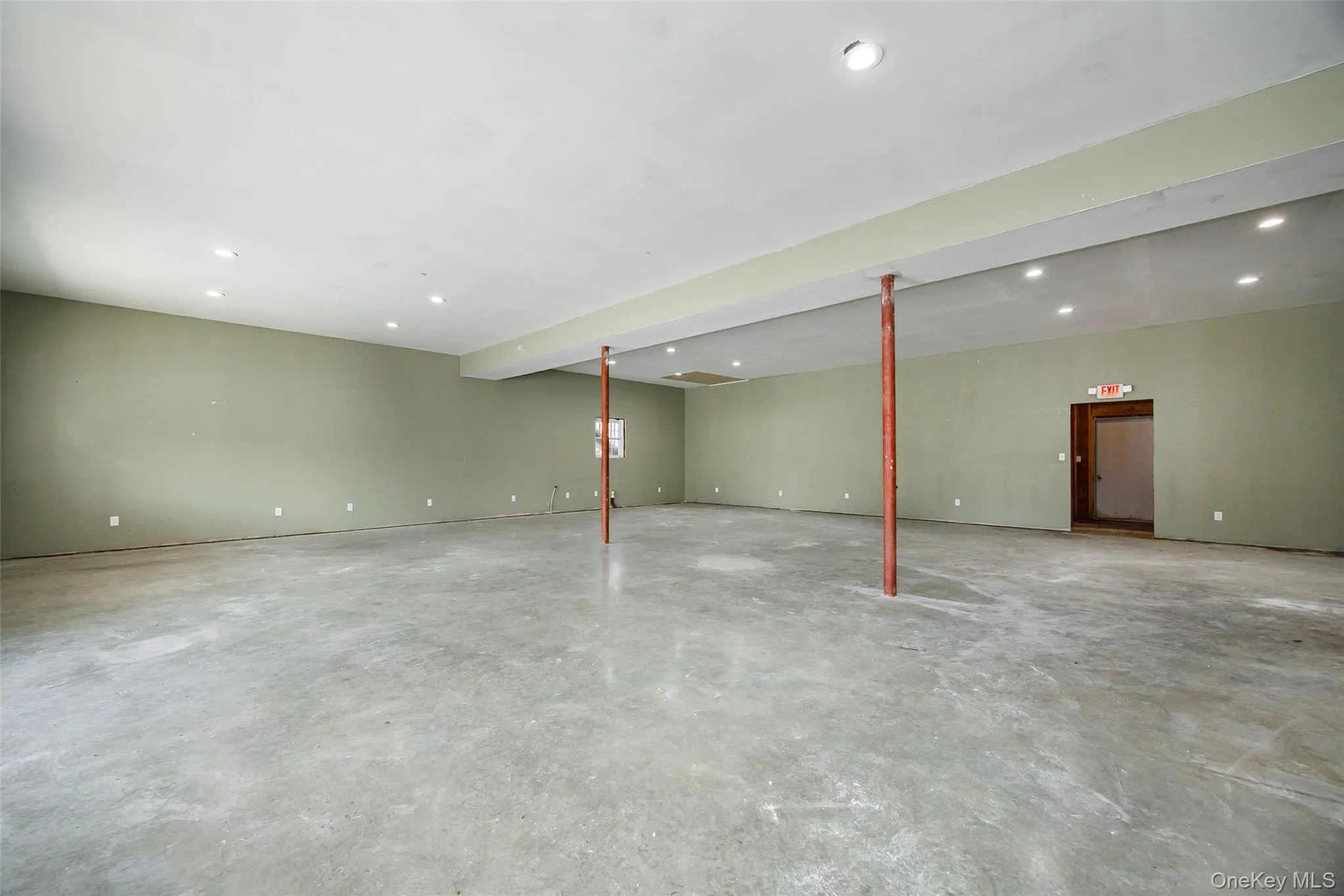 Interior left and rear. Interior left and rear.