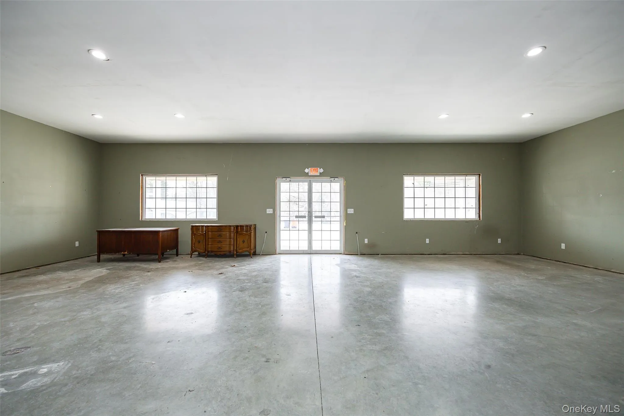 Interior front. Interior front.