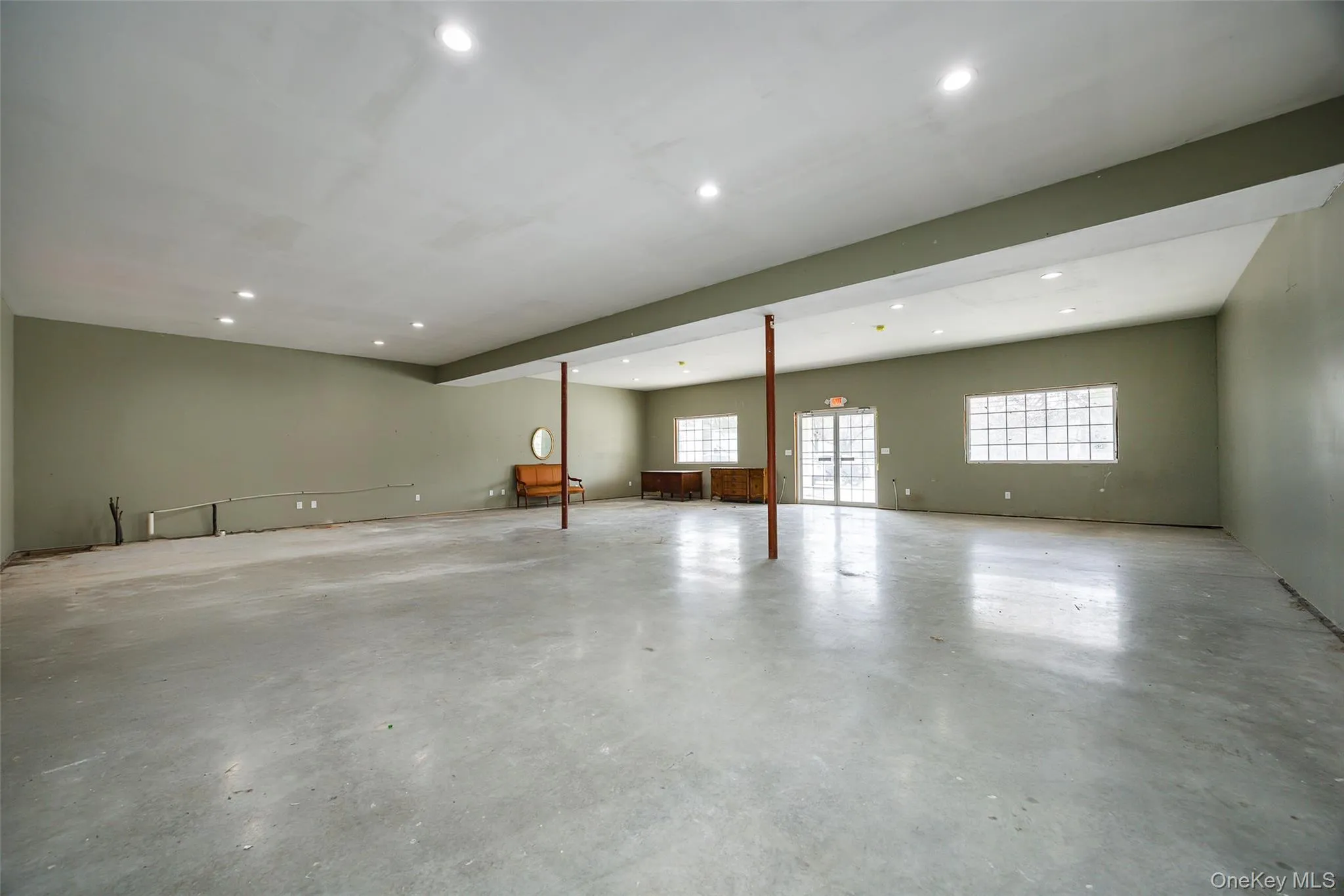 Interior right side. Interior right side.