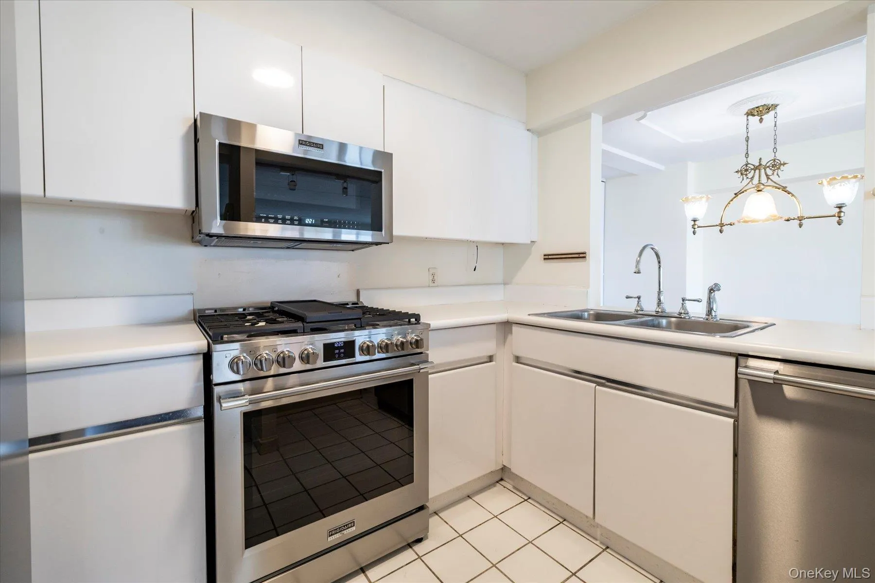 Kitchen with brand new stainless steel appliances, gas cooking Kitchen with brand new stainless steel appliances, gas cooking