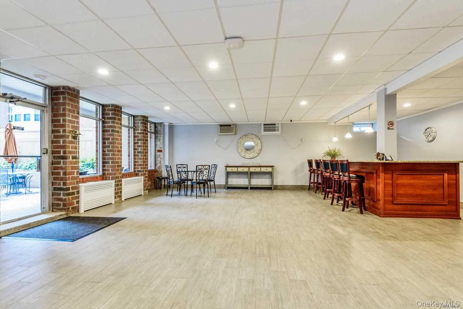 Escape to the Entertaining Room Escape to the Entertaining Room