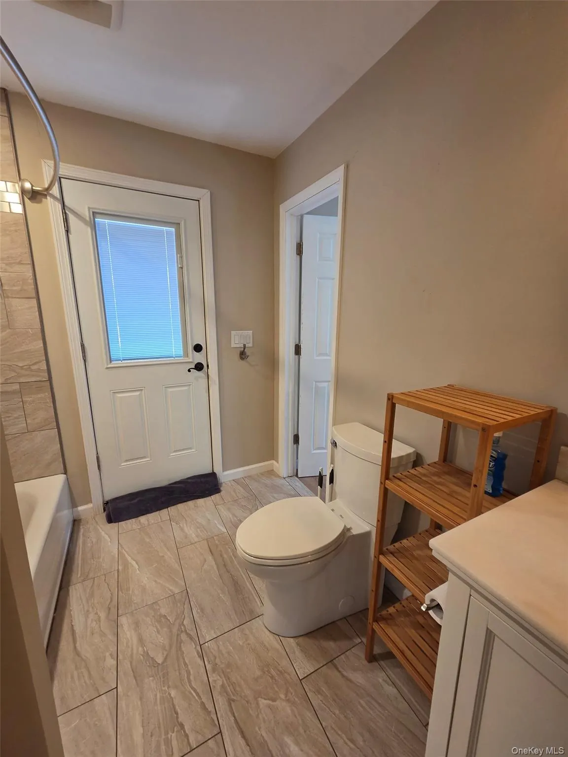 Modern tiled bth w access to deck/ gazebo Modern tiled bth w access to deck/ gazebo