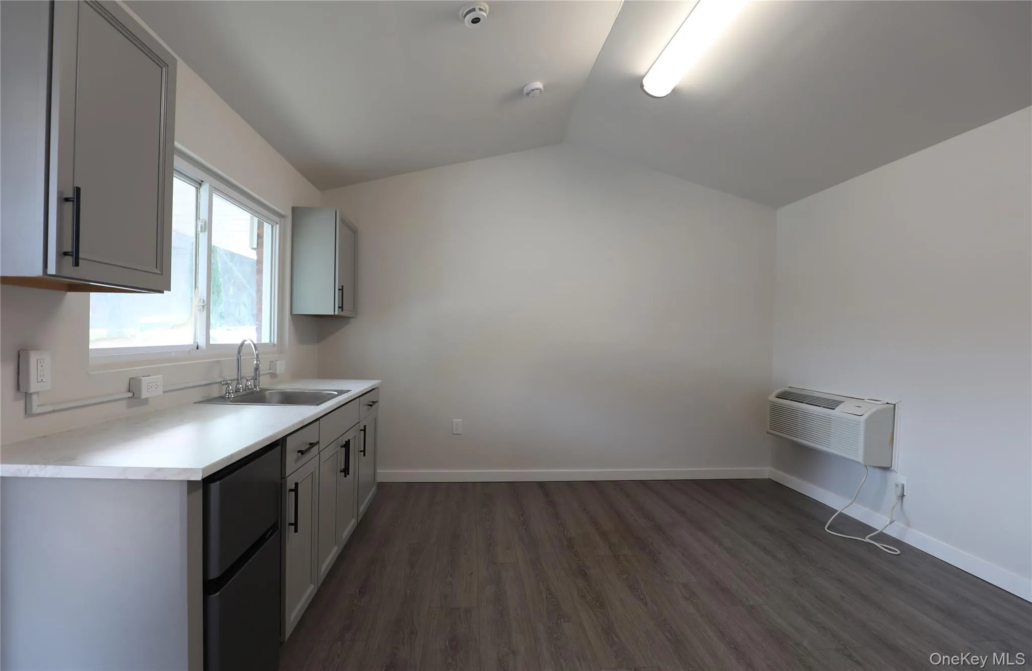 669 Broadway 9W, Esopus, NY, 1 Room Rooms,1 BathroomBathrooms,Residential Lease,For Rent,Broadway 9W,0,981644 669 Broadway 9W, Esopus, NY, 1 Room Rooms,1 BathroomBathrooms,Residential Lease,For Rent,Broadway 9W,0,981644