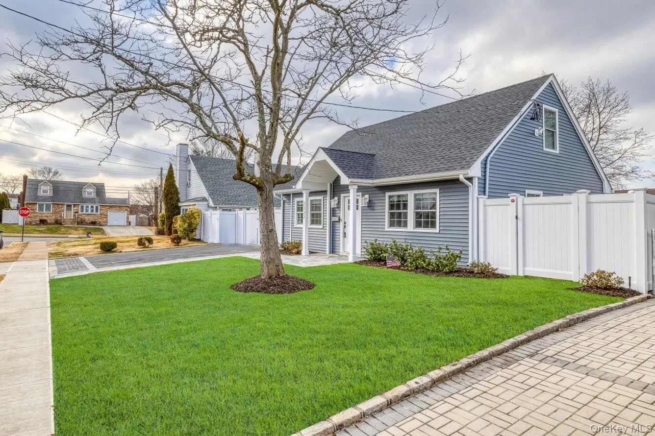 2327 Volante Place, North Hempstead, NY, 4 Bedrooms Bedrooms, 9 Rooms Rooms,2 BathroomsBathrooms,Residential Lease,For Rent,Volante,0,981645 2327 Volante Place, North Hempstead, NY, 4 Bedrooms Bedrooms, 9 Rooms Rooms,2 BathroomsBathrooms,Residential Lease,For Rent,Volante,0,981645