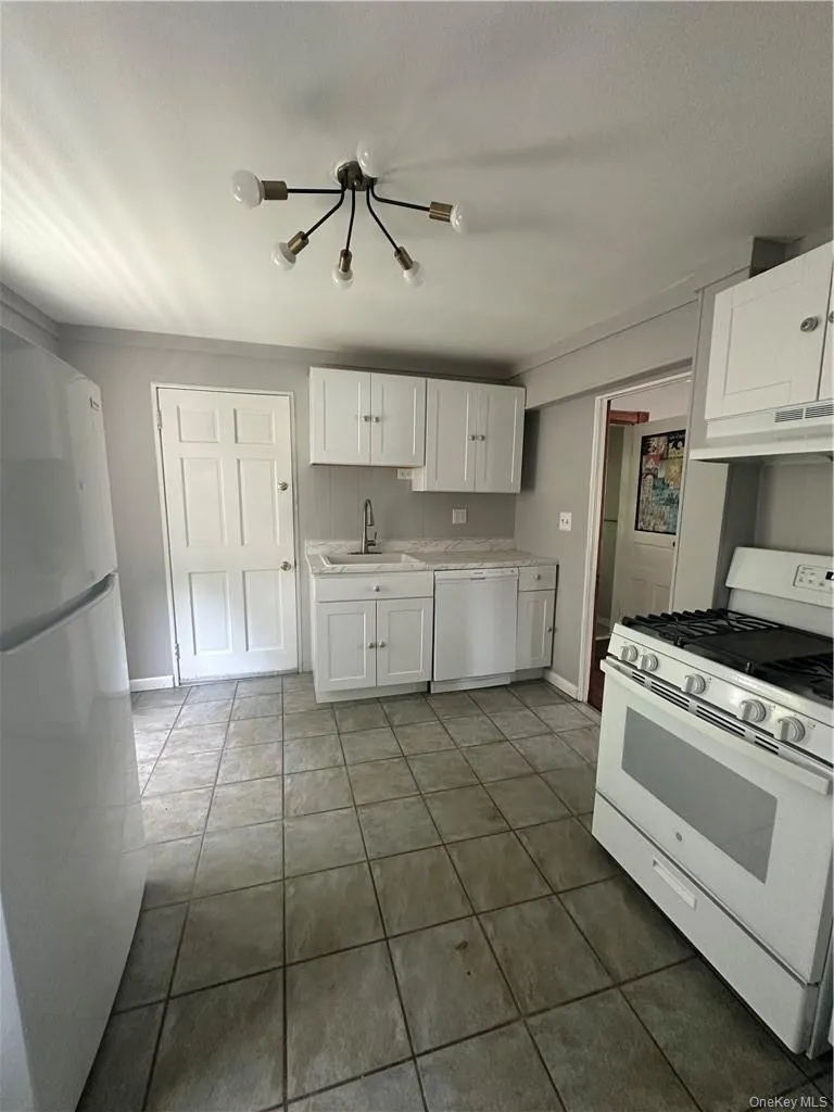 20 Van Buren Street, Warwick (town), NY, 3 Bedrooms Bedrooms, 6 Rooms Rooms,2 BathroomsBathrooms,Residential Lease,For Rent,Van Buren,0,981685 20 Van Buren Street, Warwick (town), NY, 3 Bedrooms Bedrooms, 6 Rooms Rooms,2 BathroomsBathrooms,Residential Lease,For Rent,Van Buren,0,981685