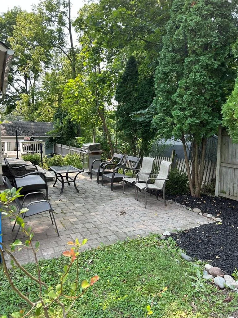 Rear yard incl gas grill Rear yard incl gas grill
