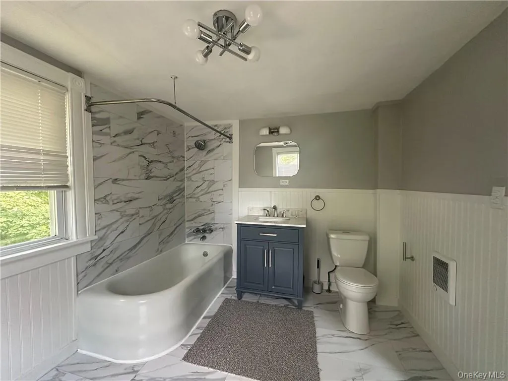 Spacious second floor bath Spacious second floor bath