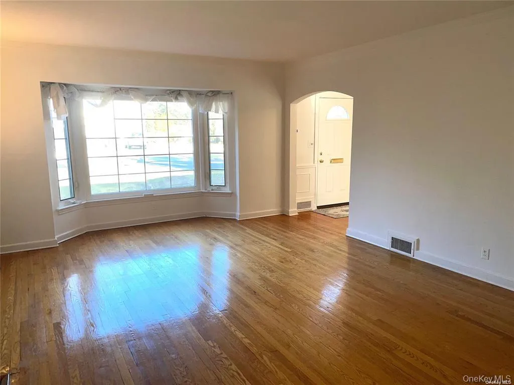 106 Trumbull Road, North Hempstead, NY, 3 Bedrooms Bedrooms, 9 Rooms Rooms,2 BathroomsBathrooms,Residential Lease,For Rent,Trumbull,0,981740 106 Trumbull Road, North Hempstead, NY, 3 Bedrooms Bedrooms, 9 Rooms Rooms,2 BathroomsBathrooms,Residential Lease,For Rent,Trumbull,0,981740