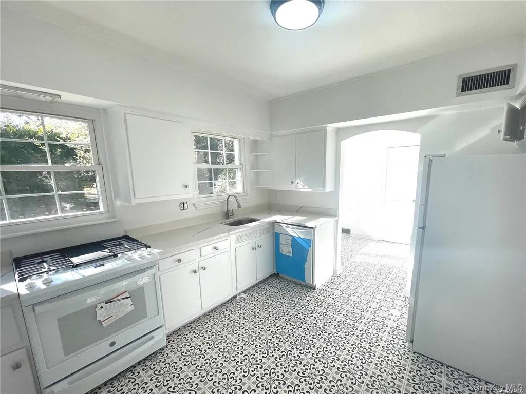 106 Trumbull Road, North Hempstead, NY, 3 Bedrooms Bedrooms, 9 Rooms Rooms,2 BathroomsBathrooms,Residential Lease,For Rent,Trumbull,0,981740 106 Trumbull Road, North Hempstead, NY, 3 Bedrooms Bedrooms, 9 Rooms Rooms,2 BathroomsBathrooms,Residential Lease,For Rent,Trumbull,0,981740