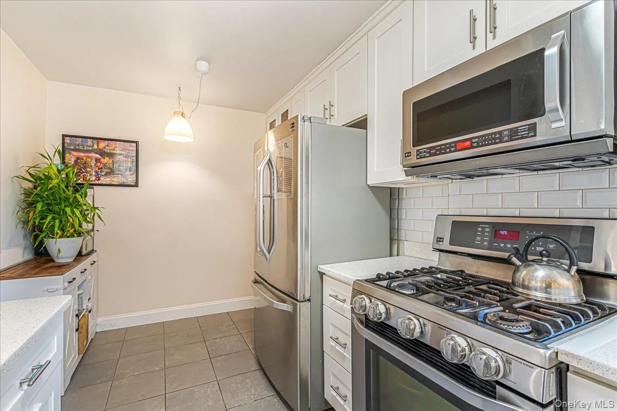 14455 Melbourne Avenue, New York, NY, 2 Bedrooms Bedrooms, 4 Rooms Rooms,1 BathroomBathrooms,Residential,For Rent,Melbourne,0,981778 14455 Melbourne Avenue, New York, NY, 2 Bedrooms Bedrooms, 4 Rooms Rooms,1 BathroomBathrooms,Residential,For Rent,Melbourne,0,981778