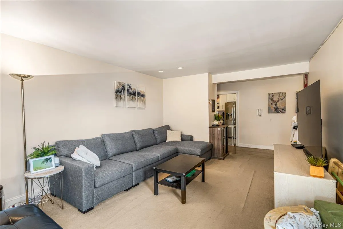 14455 Melbourne Avenue, New York, NY, 2 Bedrooms Bedrooms, 4 Rooms Rooms,1 BathroomBathrooms,Residential,For Rent,Melbourne,0,981778 14455 Melbourne Avenue, New York, NY, 2 Bedrooms Bedrooms, 4 Rooms Rooms,1 BathroomBathrooms,Residential,For Rent,Melbourne,0,981778