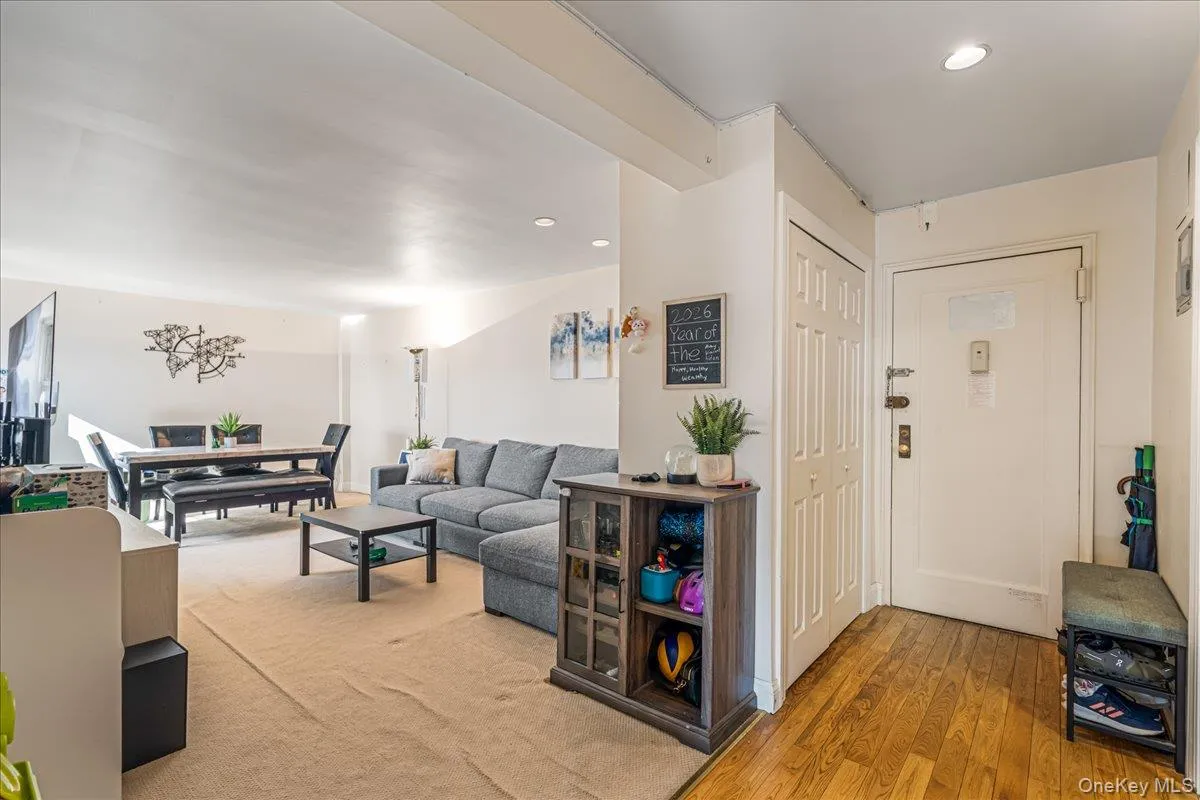 14455 Melbourne Avenue, New York, NY, 2 Bedrooms Bedrooms, 4 Rooms Rooms,1 BathroomBathrooms,Residential,For Rent,Melbourne,0,981778 14455 Melbourne Avenue, New York, NY, 2 Bedrooms Bedrooms, 4 Rooms Rooms,1 BathroomBathrooms,Residential,For Rent,Melbourne,0,981778