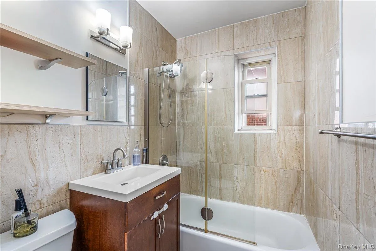 14455 Melbourne Avenue, New York, NY, 2 Bedrooms Bedrooms, 4 Rooms Rooms,1 BathroomBathrooms,Residential,For Rent,Melbourne,0,981778 14455 Melbourne Avenue, New York, NY, 2 Bedrooms Bedrooms, 4 Rooms Rooms,1 BathroomBathrooms,Residential,For Rent,Melbourne,0,981778