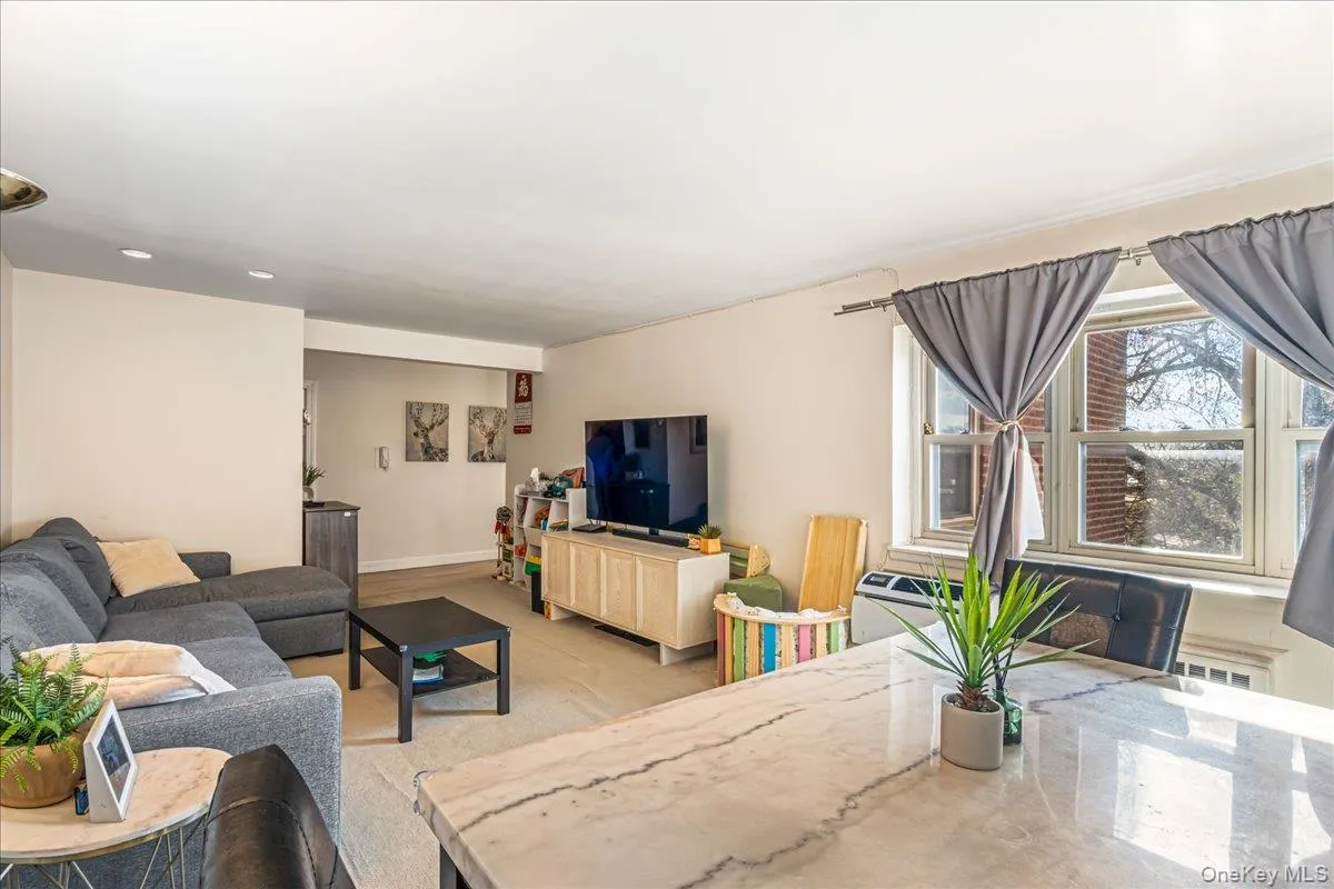 14455 Melbourne Avenue, New York, NY, 2 Bedrooms Bedrooms, 4 Rooms Rooms,1 BathroomBathrooms,Residential,For Rent,Melbourne,0,981778 14455 Melbourne Avenue, New York, NY, 2 Bedrooms Bedrooms, 4 Rooms Rooms,1 BathroomBathrooms,Residential,For Rent,Melbourne,0,981778
