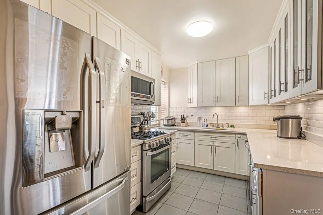 14455 Melbourne Avenue, New York, NY, 2 Bedrooms Bedrooms, 4 Rooms Rooms,1 BathroomBathrooms,Residential,For Rent,Melbourne,0,981778 14455 Melbourne Avenue, New York, NY, 2 Bedrooms Bedrooms, 4 Rooms Rooms,1 BathroomBathrooms,Residential,For Rent,Melbourne,0,981778