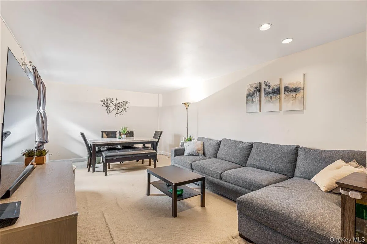 14455 Melbourne Avenue, New York, NY, 2 Bedrooms Bedrooms, 4 Rooms Rooms,1 BathroomBathrooms,Residential,For Rent,Melbourne,0,981778 14455 Melbourne Avenue, New York, NY, 2 Bedrooms Bedrooms, 4 Rooms Rooms,1 BathroomBathrooms,Residential,For Rent,Melbourne,0,981778
