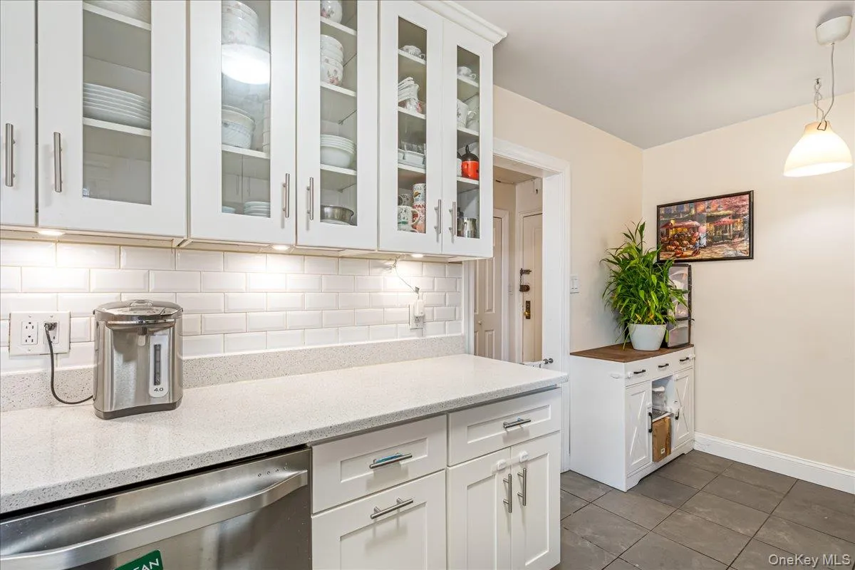14455 Melbourne Avenue, New York, NY, 2 Bedrooms Bedrooms, 4 Rooms Rooms,1 BathroomBathrooms,Residential,For Rent,Melbourne,0,981778 14455 Melbourne Avenue, New York, NY, 2 Bedrooms Bedrooms, 4 Rooms Rooms,1 BathroomBathrooms,Residential,For Rent,Melbourne,0,981778