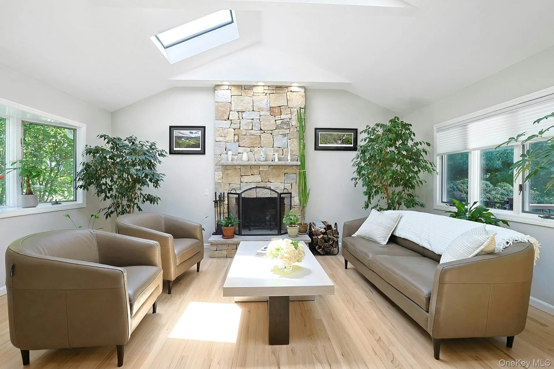 Relax or entertain in this comfortable room. Relax or entertain in this comfortable room.