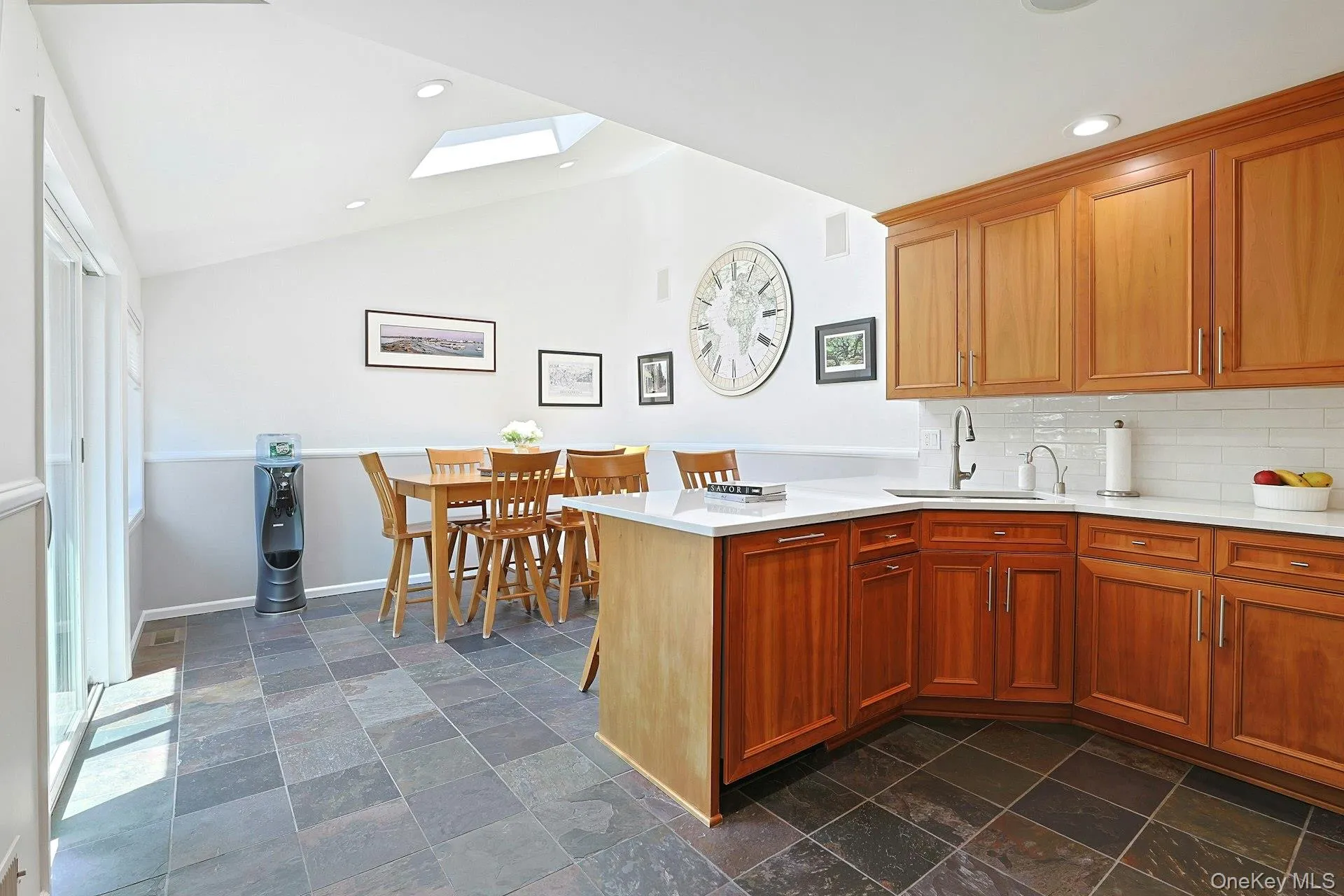 Spacioius eat in kitchen. Spacioius eat in kitchen.