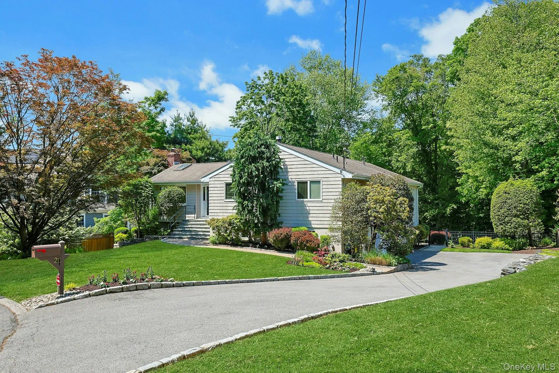 Perfectly set on a quiet cul de sac on a half acre with fenced in back yard in one of Westchesters most desireable communities. Perfectly set on a quiet cul de sac on a half acre with fenced in back yard in one of Westchesters most desireable communities.