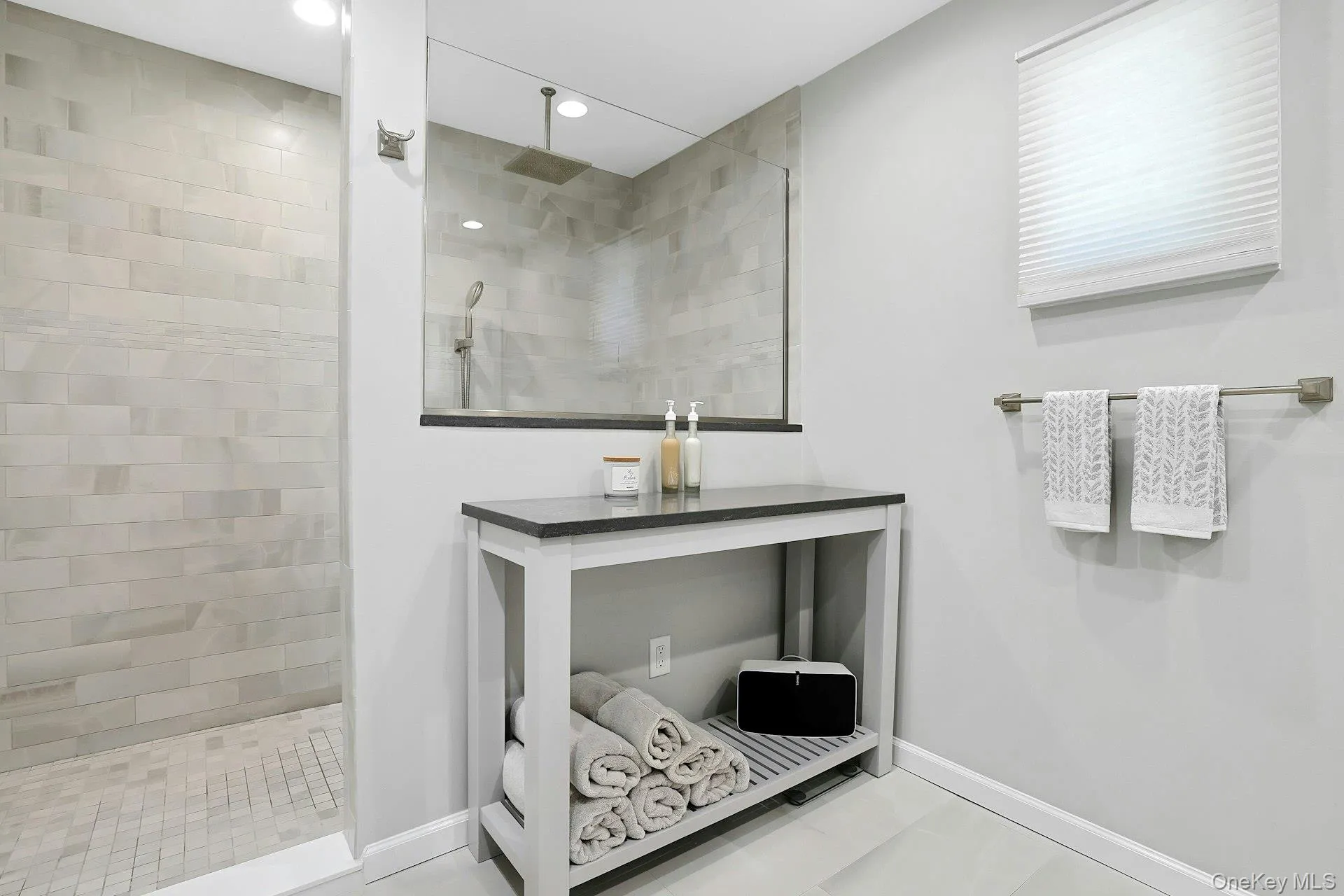 Gorgeous updated en suite bath. Gorgeous updated en suite bath.