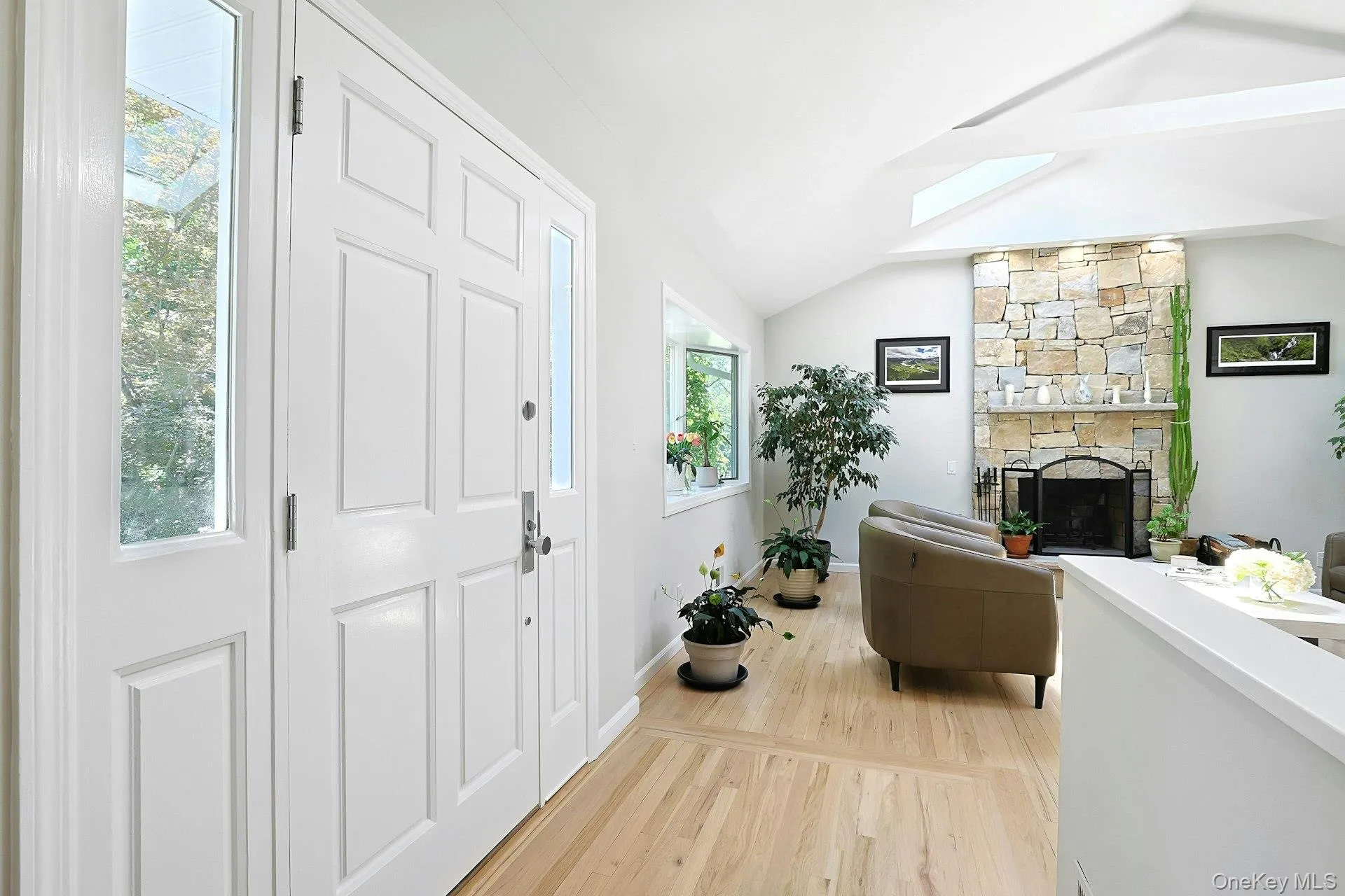 Enter to a sun filled living room. Enter to a sun filled living room.