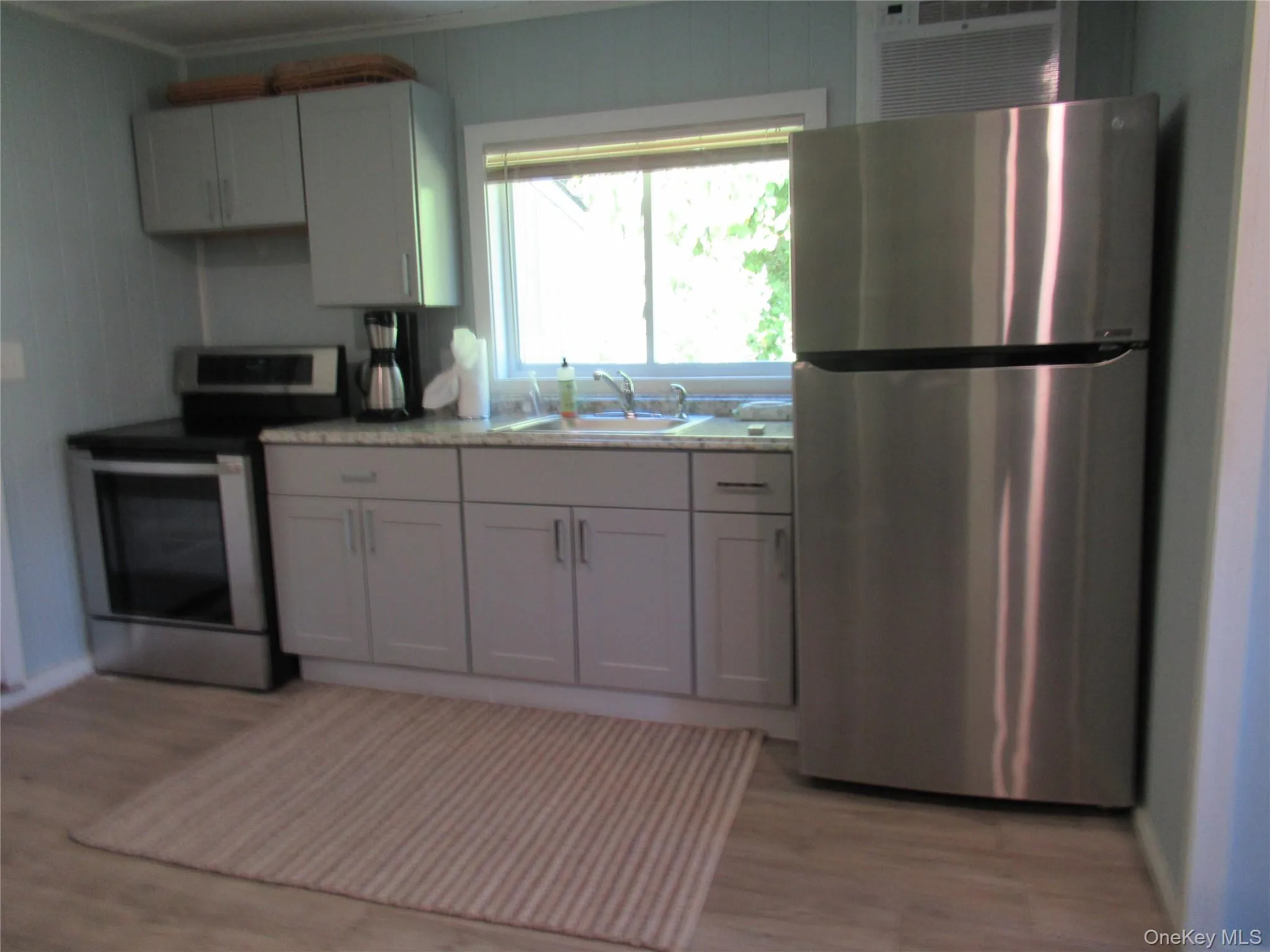 Kitchenette with all the comforts needed poolside Kitchenette with all the comforts needed poolside
