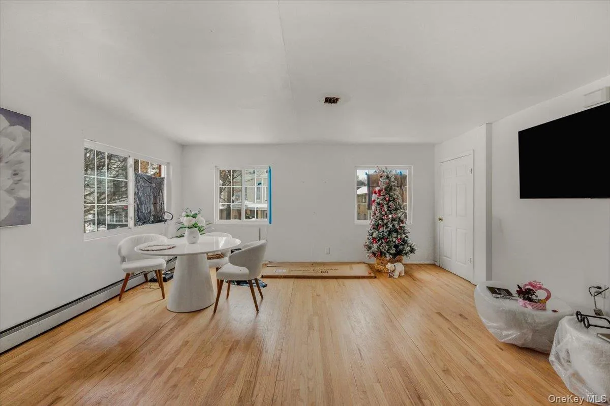 54 Ashford, New York, NY, 3 Bedrooms Bedrooms, 6 Rooms Rooms,2 BathroomsBathrooms,Residential Lease,For Rent,Ashford,0,981880 54 Ashford, New York, NY, 3 Bedrooms Bedrooms, 6 Rooms Rooms,2 BathroomsBathrooms,Residential Lease,For Rent,Ashford,0,981880