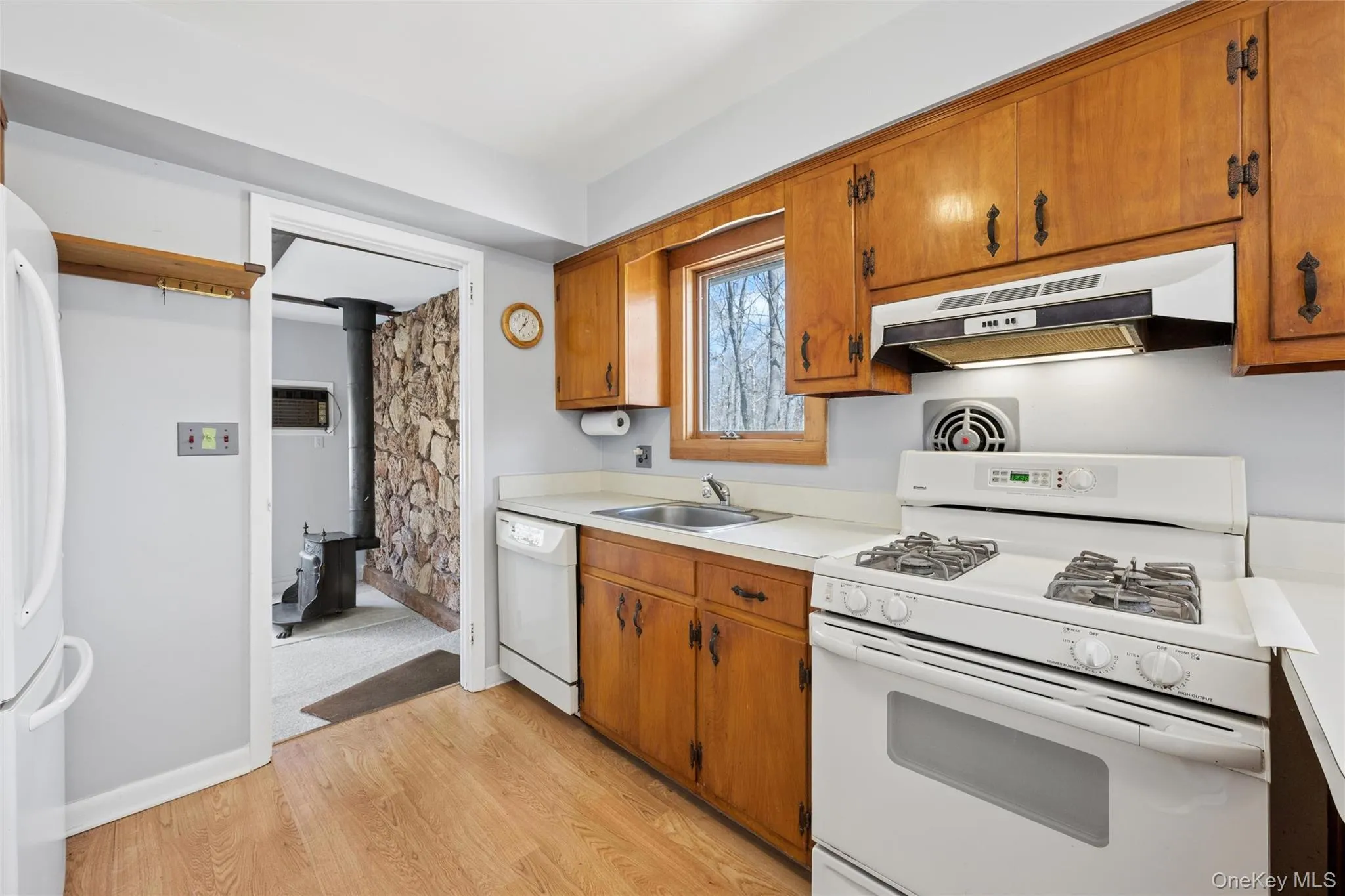 4 Columbine Avenue, Southampton, NY, 3 Bedrooms Bedrooms, 8 Rooms Rooms,2 BathroomsBathrooms,Residential,For Rent,Columbine,0,981892 4 Columbine Avenue, Southampton, NY, 3 Bedrooms Bedrooms, 8 Rooms Rooms,2 BathroomsBathrooms,Residential,For Rent,Columbine,0,981892