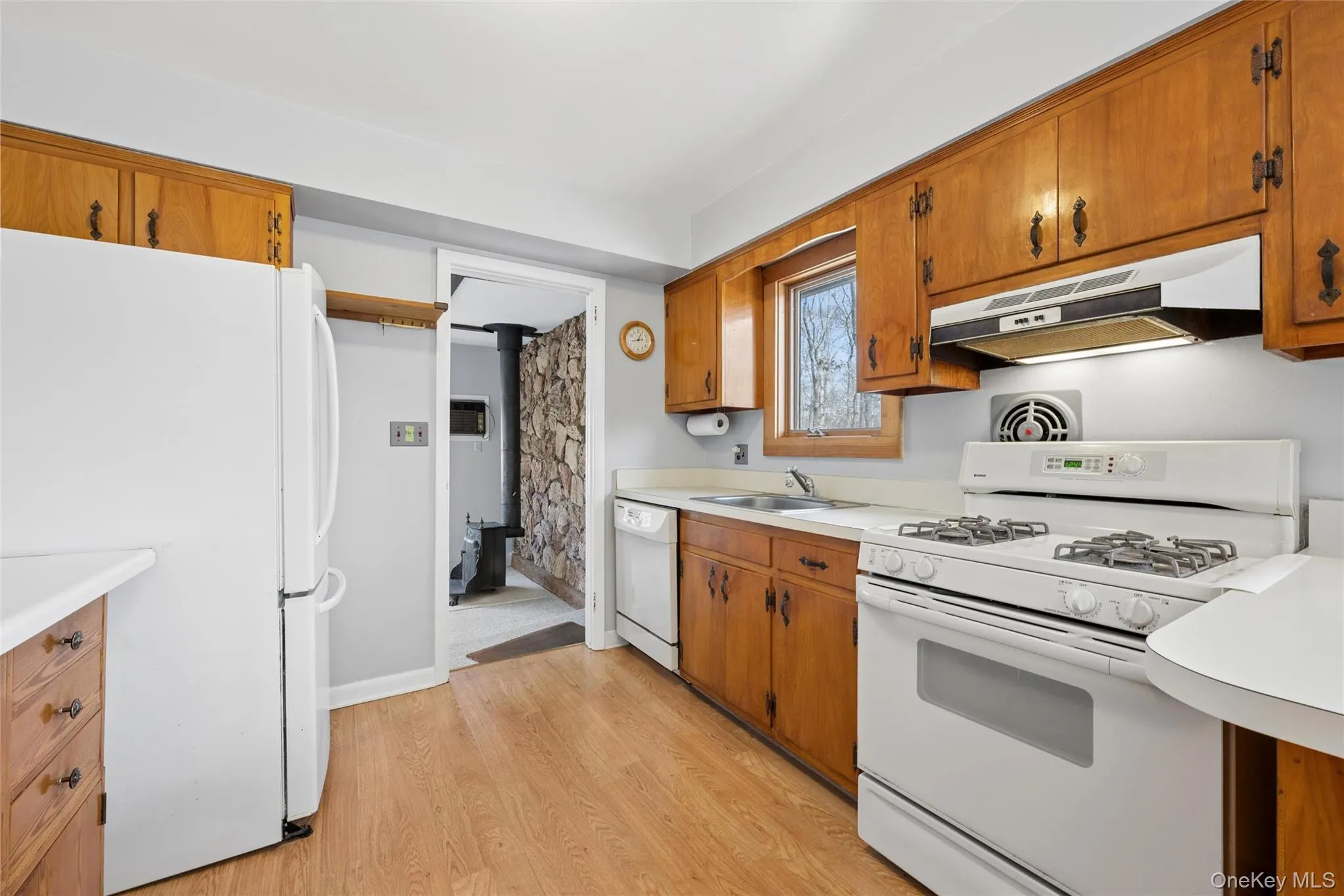 4 Columbine Avenue, Southampton, NY, 3 Bedrooms Bedrooms, 8 Rooms Rooms,2 BathroomsBathrooms,Residential,For Rent,Columbine,0,981892 4 Columbine Avenue, Southampton, NY, 3 Bedrooms Bedrooms, 8 Rooms Rooms,2 BathroomsBathrooms,Residential,For Rent,Columbine,0,981892