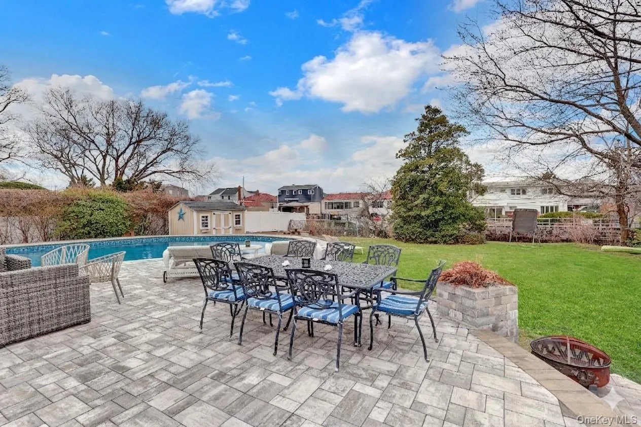 197 Blackheath Road, Hempstead, NY, 4 Bedrooms Bedrooms, 9 Rooms Rooms,3 BathroomsBathrooms,Residential Sale,For Rent,Blackheath,0,981905 197 Blackheath Road, Hempstead, NY, 4 Bedrooms Bedrooms, 9 Rooms Rooms,3 BathroomsBathrooms,Residential Sale,For Rent,Blackheath,0,981905