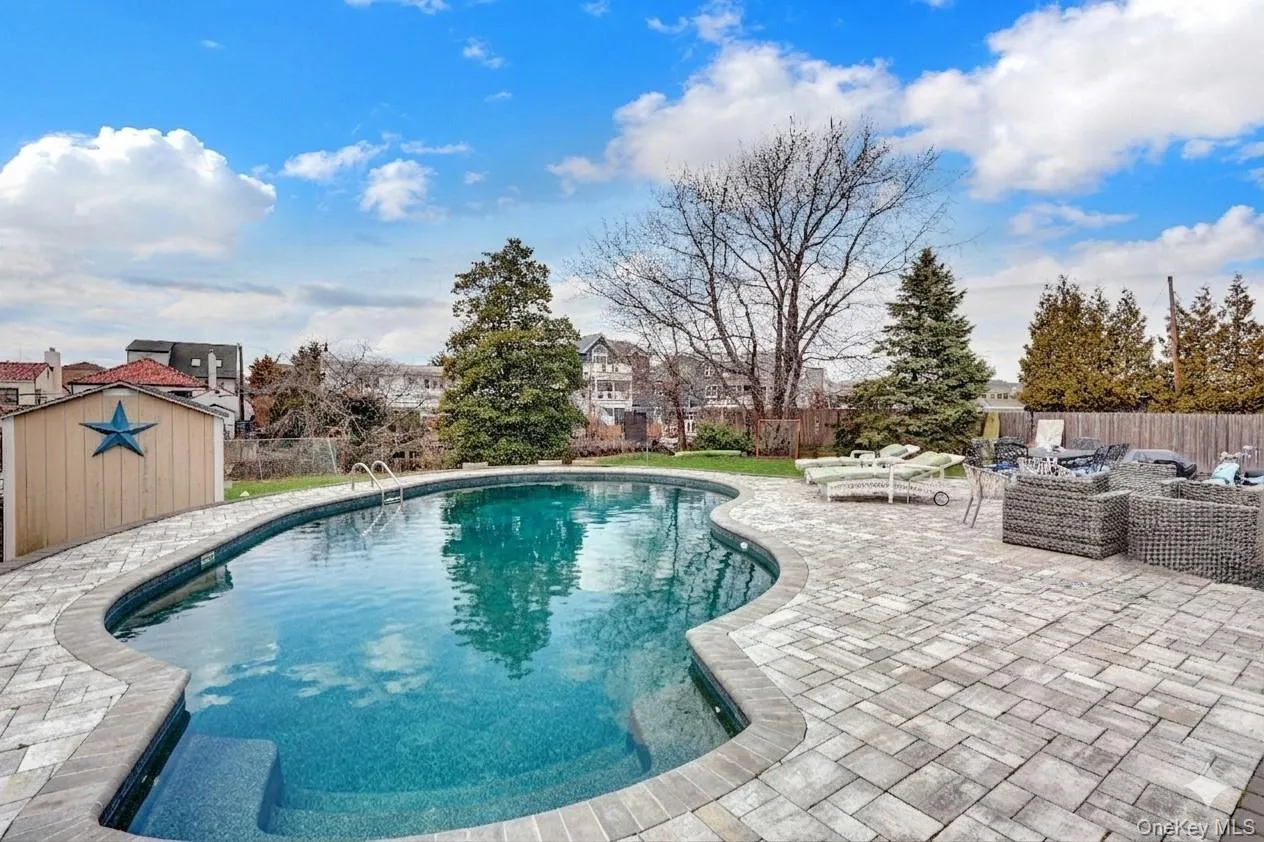 197 Blackheath Road, Hempstead, NY, 4 Bedrooms Bedrooms, 9 Rooms Rooms,3 BathroomsBathrooms,Residential Sale,For Rent,Blackheath,0,981905 197 Blackheath Road, Hempstead, NY, 4 Bedrooms Bedrooms, 9 Rooms Rooms,3 BathroomsBathrooms,Residential Sale,For Rent,Blackheath,0,981905