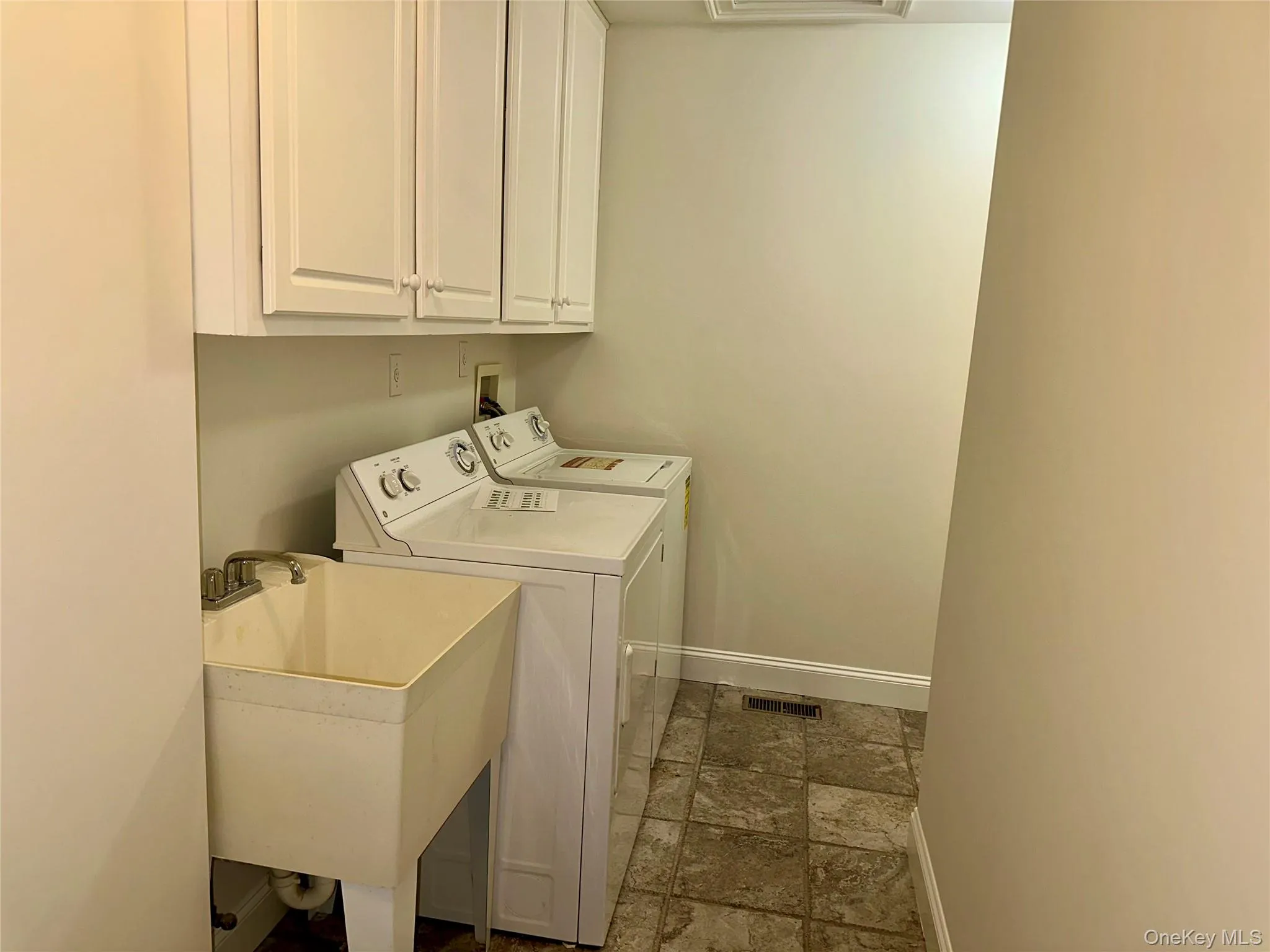 5 White Oak Court, Brookhaven, NY, 2 Bedrooms Bedrooms, 6 Rooms Rooms,2 BathroomsBathrooms,Residential,For Rent,White Oak,0,981936 5 White Oak Court, Brookhaven, NY, 2 Bedrooms Bedrooms, 6 Rooms Rooms,2 BathroomsBathrooms,Residential,For Rent,White Oak,0,981936