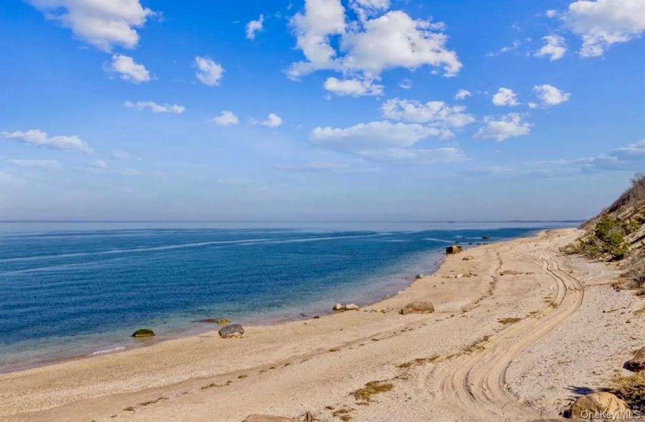 2581 Roanoke Avenue, Riverhead, NY, 3 Bedrooms Bedrooms, 7 Rooms Rooms,3 BathroomsBathrooms,Residential Lease,For Rent,Roanoke,0,981955 2581 Roanoke Avenue, Riverhead, NY, 3 Bedrooms Bedrooms, 7 Rooms Rooms,3 BathroomsBathrooms,Residential Lease,For Rent,Roanoke,0,981955