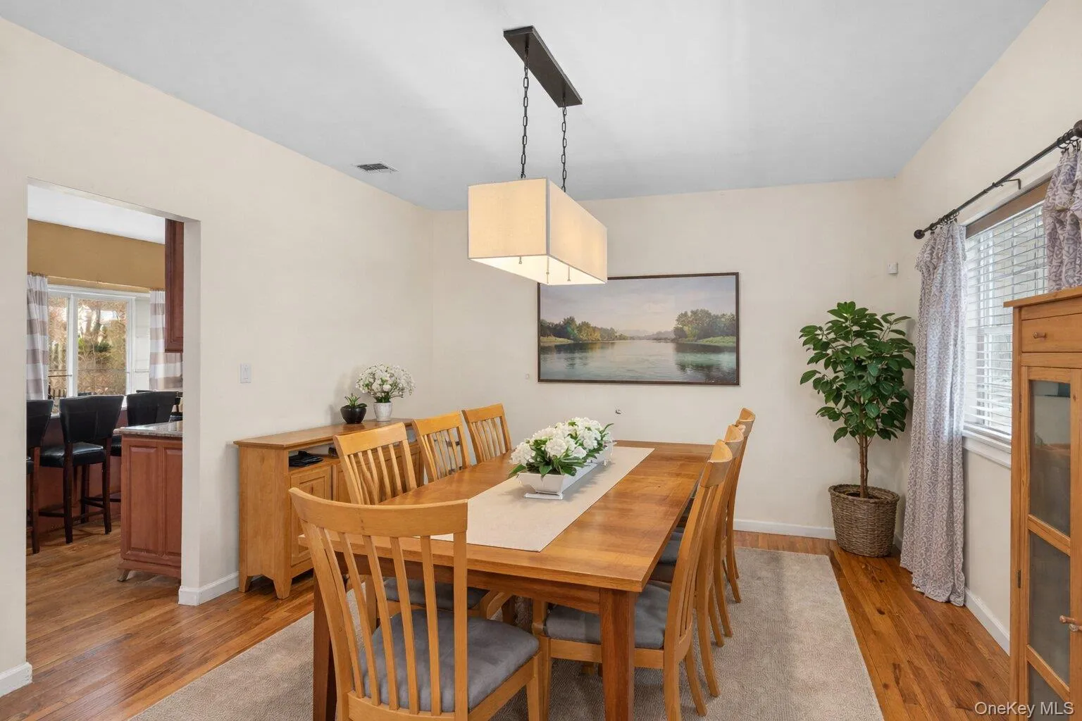 Large Formal Dining Room - Photo has been staged Large Formal Dining Room - Photo has been staged