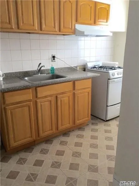 220-21 94th Avenue, New York, NY, 3 Bedrooms Bedrooms, 6 Rooms Rooms,1 BathroomBathrooms,Residential Lease,For Rent,94th,0,982029 220-21 94th Avenue, New York, NY, 3 Bedrooms Bedrooms, 6 Rooms Rooms,1 BathroomBathrooms,Residential Lease,For Rent,94th,0,982029