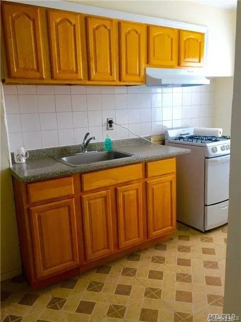 220-21 94th Avenue, New York, NY, 3 Bedrooms Bedrooms, 6 Rooms Rooms,1 BathroomBathrooms,Residential Lease,For Rent,94th,0,982029 220-21 94th Avenue, New York, NY, 3 Bedrooms Bedrooms, 6 Rooms Rooms,1 BathroomBathrooms,Residential Lease,For Rent,94th,0,982029