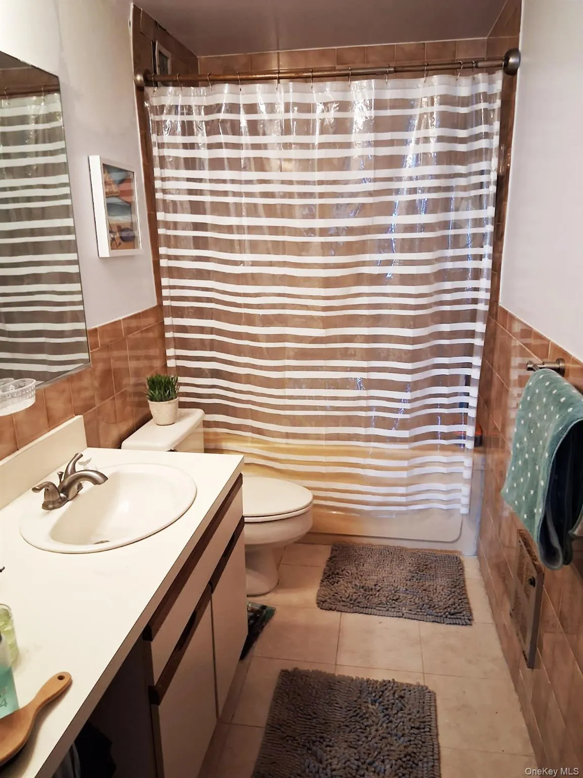 This is the main full bathroom with jacuzzi. This is the main full bathroom with jacuzzi.