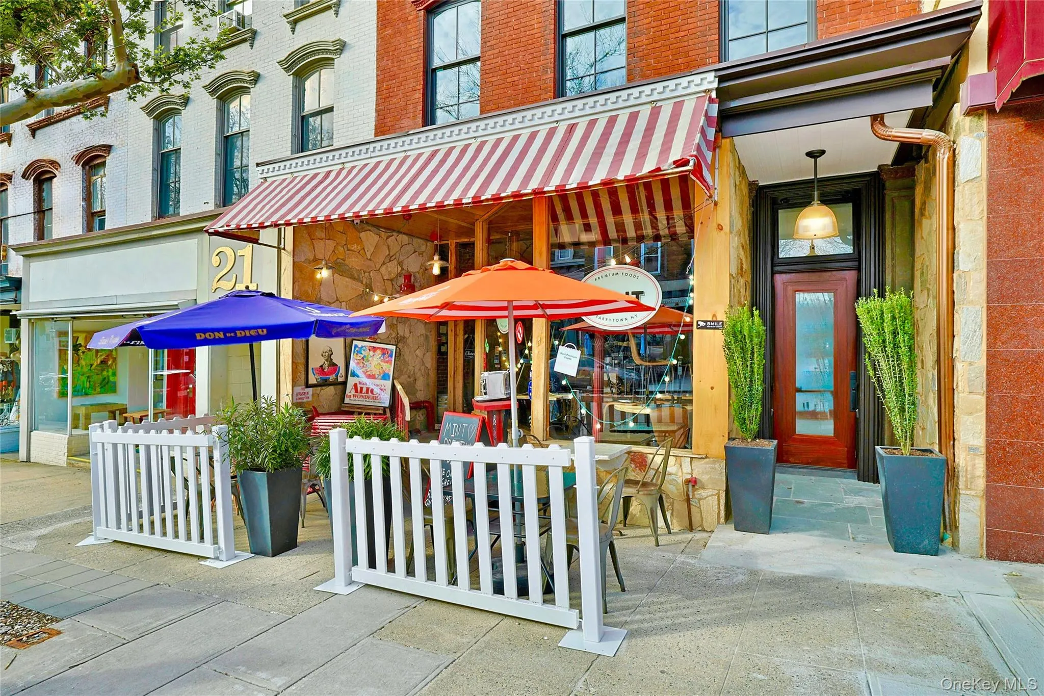 Welcome Home! Your new loft is above MINT, the only restaurant in downtown Tarrytown to be featured in the Michelin Guide. Welcome Home! Your new loft is above MINT, the only restaurant in downtown Tarrytown to be featured in the Michelin Guide.