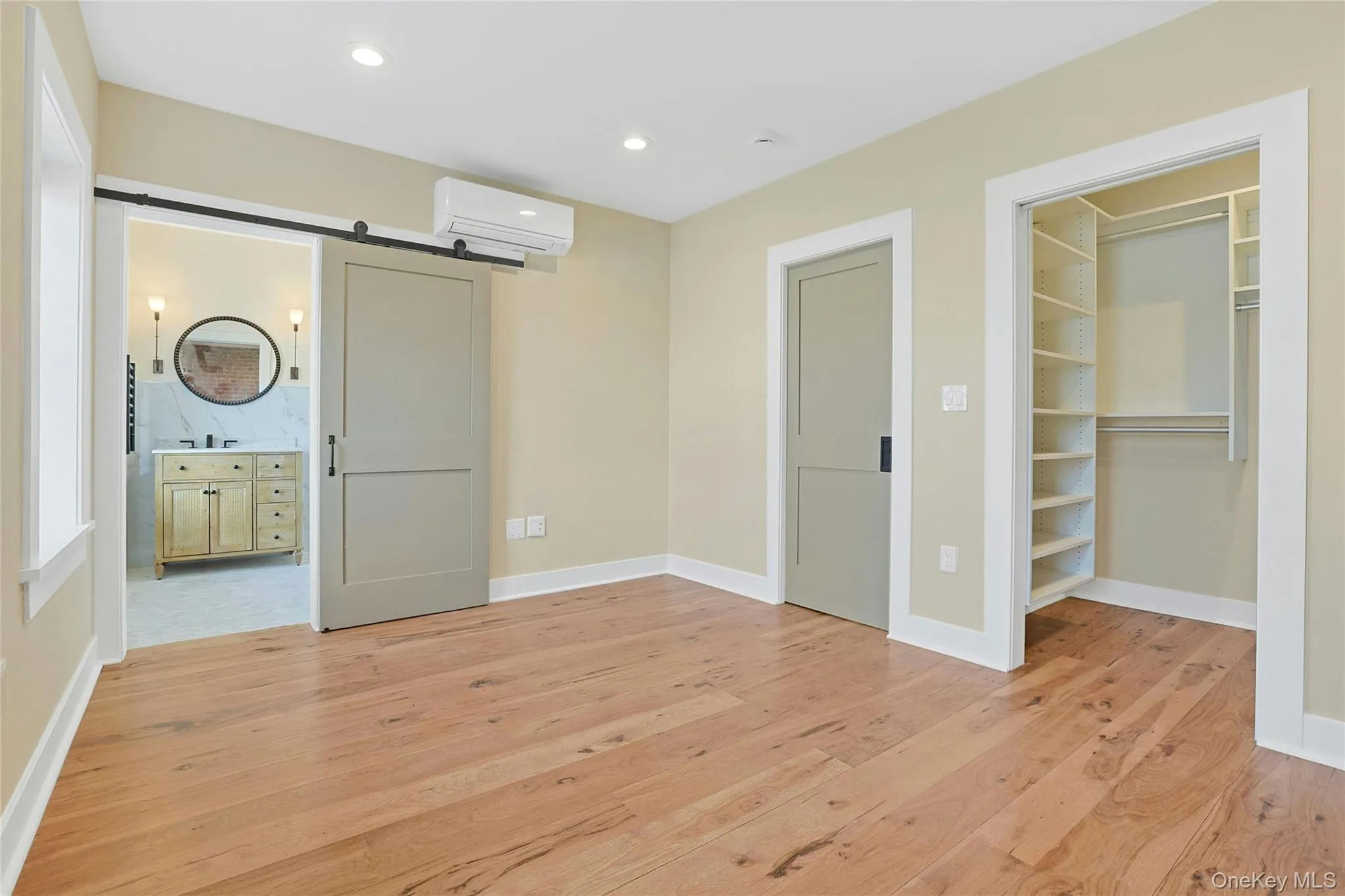 Light-filled bedroom, en-suite bathroom, large walk-in closet. Light-filled bedroom, en-suite bathroom, large walk-in closet.