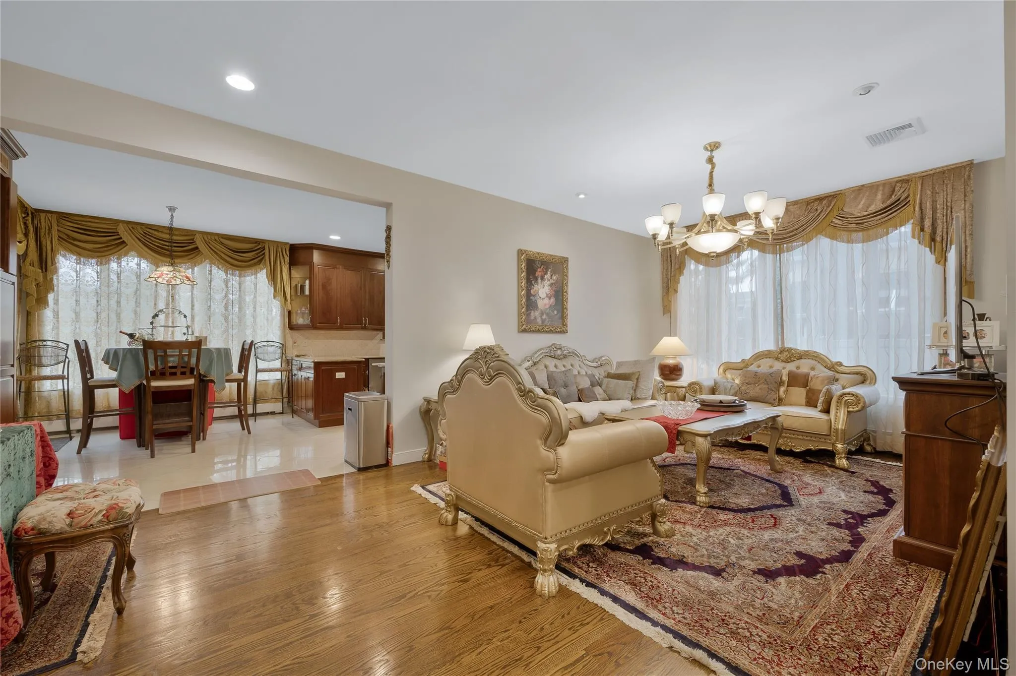 8 Percheron Lane, North Hempstead, NY, 5 Bedrooms Bedrooms, 12 Rooms Rooms,4 BathroomsBathrooms,Residential,For Rent,Percheron,0,982131 8 Percheron Lane, North Hempstead, NY, 5 Bedrooms Bedrooms, 12 Rooms Rooms,4 BathroomsBathrooms,Residential,For Rent,Percheron,0,982131