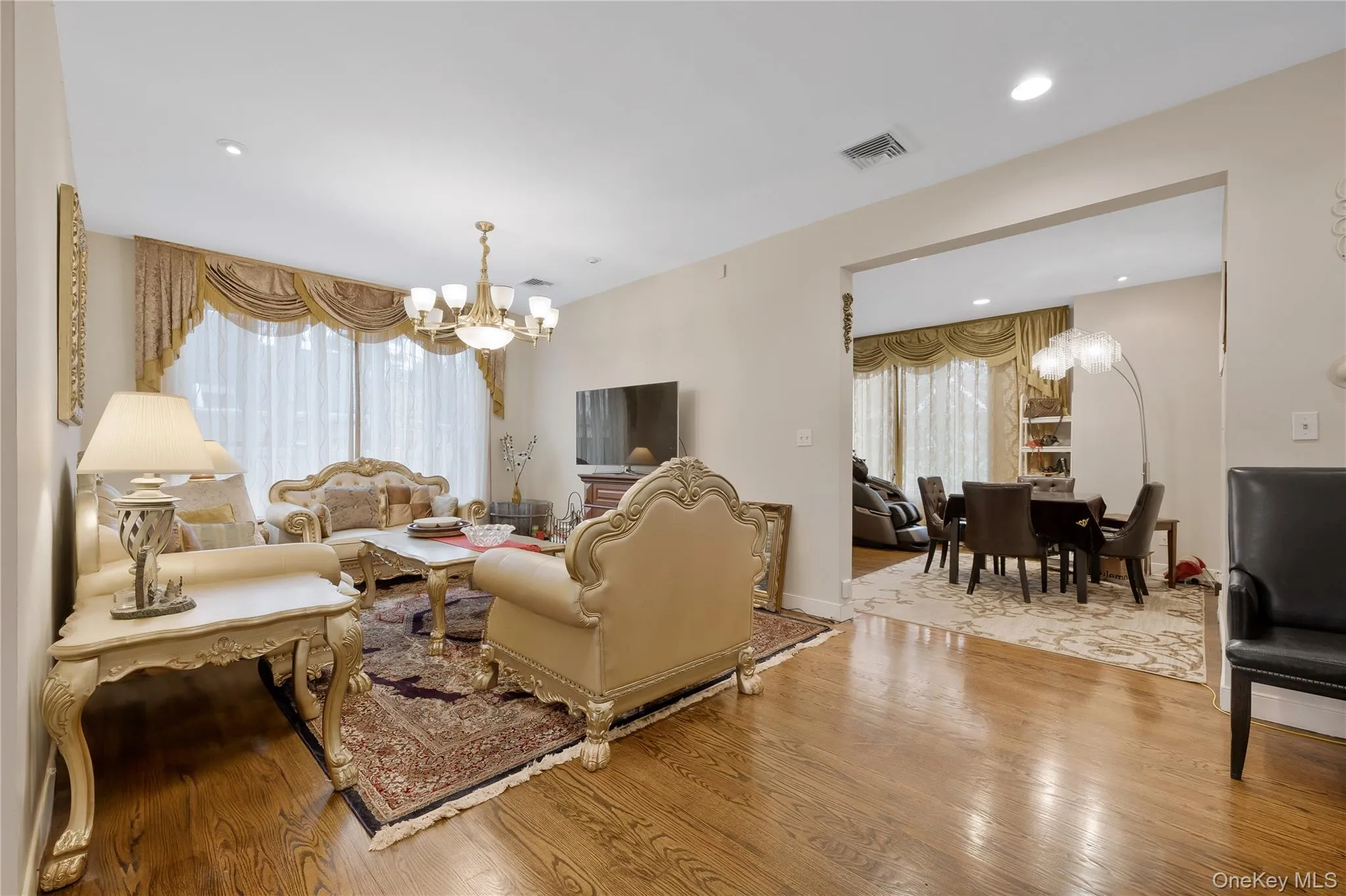 8 Percheron Lane, North Hempstead, NY, 5 Bedrooms Bedrooms, 12 Rooms Rooms,4 BathroomsBathrooms,Residential,For Rent,Percheron,0,982131 8 Percheron Lane, North Hempstead, NY, 5 Bedrooms Bedrooms, 12 Rooms Rooms,4 BathroomsBathrooms,Residential,For Rent,Percheron,0,982131