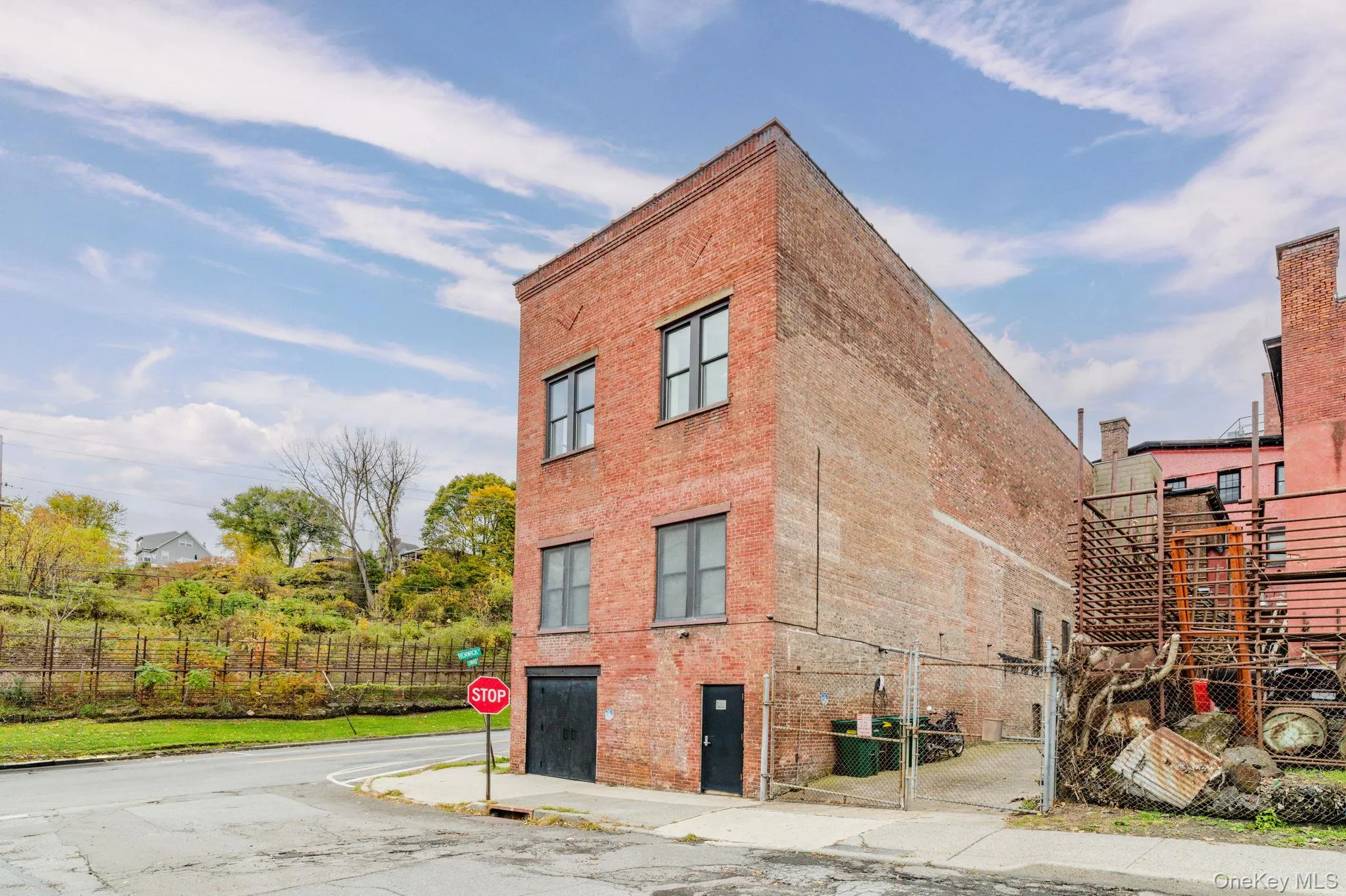Side Entry and outdoor storage Side Entry and outdoor storage